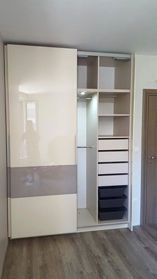 Гардероби с плъзгащи и чупещи се врати