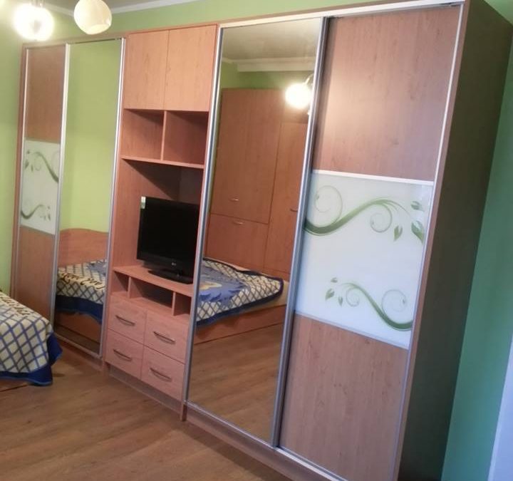 Гардероб  с огледала и принт стъкла