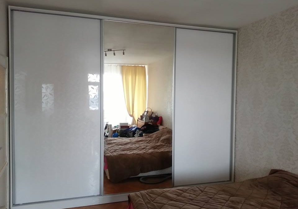 Гардероб по поръчка  с флорални мотиви
