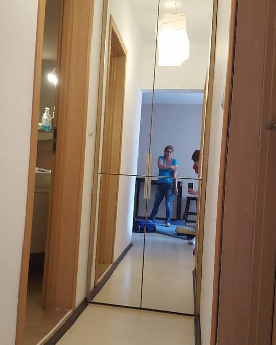 Гардероб с огледални врати