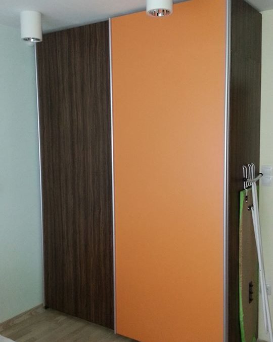 Гардероб с плъзгащи врати по поръчка